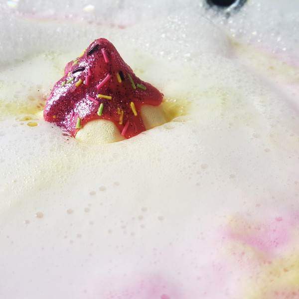 Strawberry & Banana Milkshake Bath Bomb, 160g - Bomb Cosmetics - Image 2