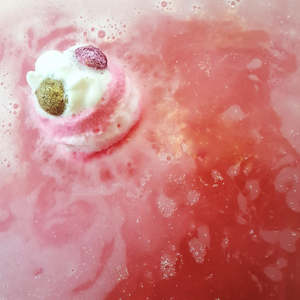 All That Glitters Bath Bomb, 160g - Bomb Cosmetics - Image 2