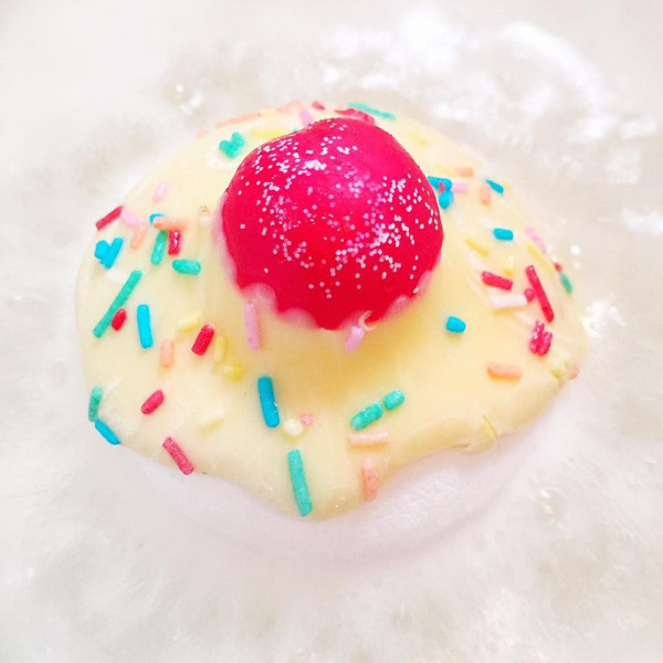 Cherry Bathe-Well Bath Bomb, 160g - Bomb Cosmetics - Image 2