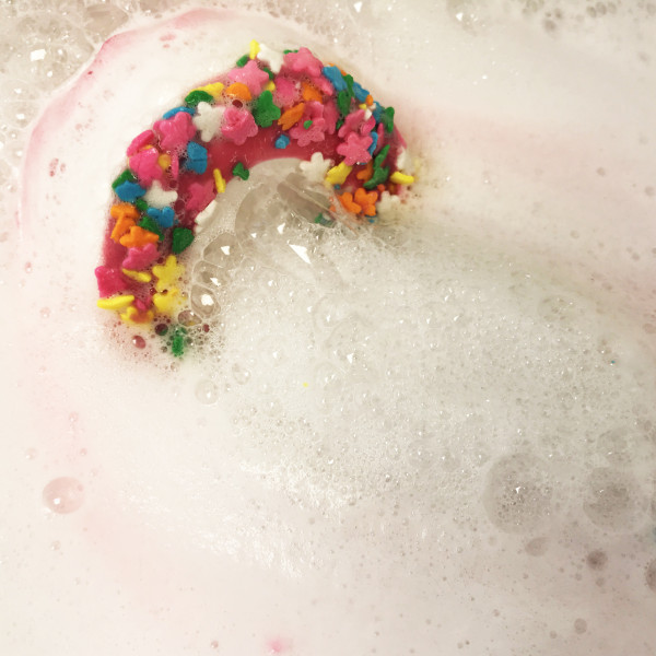 Raspberry Pav-lover Whoopie Bath Bomb, 140g - Bomb Cosmetics - Image 2