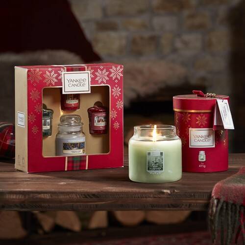 Yankee Candle 1 Small Jar and 3 Votive Candle Gift Set - Alpine Christmas - Image 3
