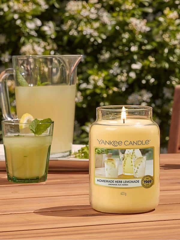 Yankee Candle Homemade Herb Lemonade Large Jar Candle, 623g - Image 2