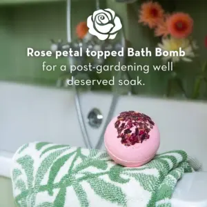 William Morris The Modern Homemaker Rose Petal Vegan Bath Fizzer 200g Bath Bomb